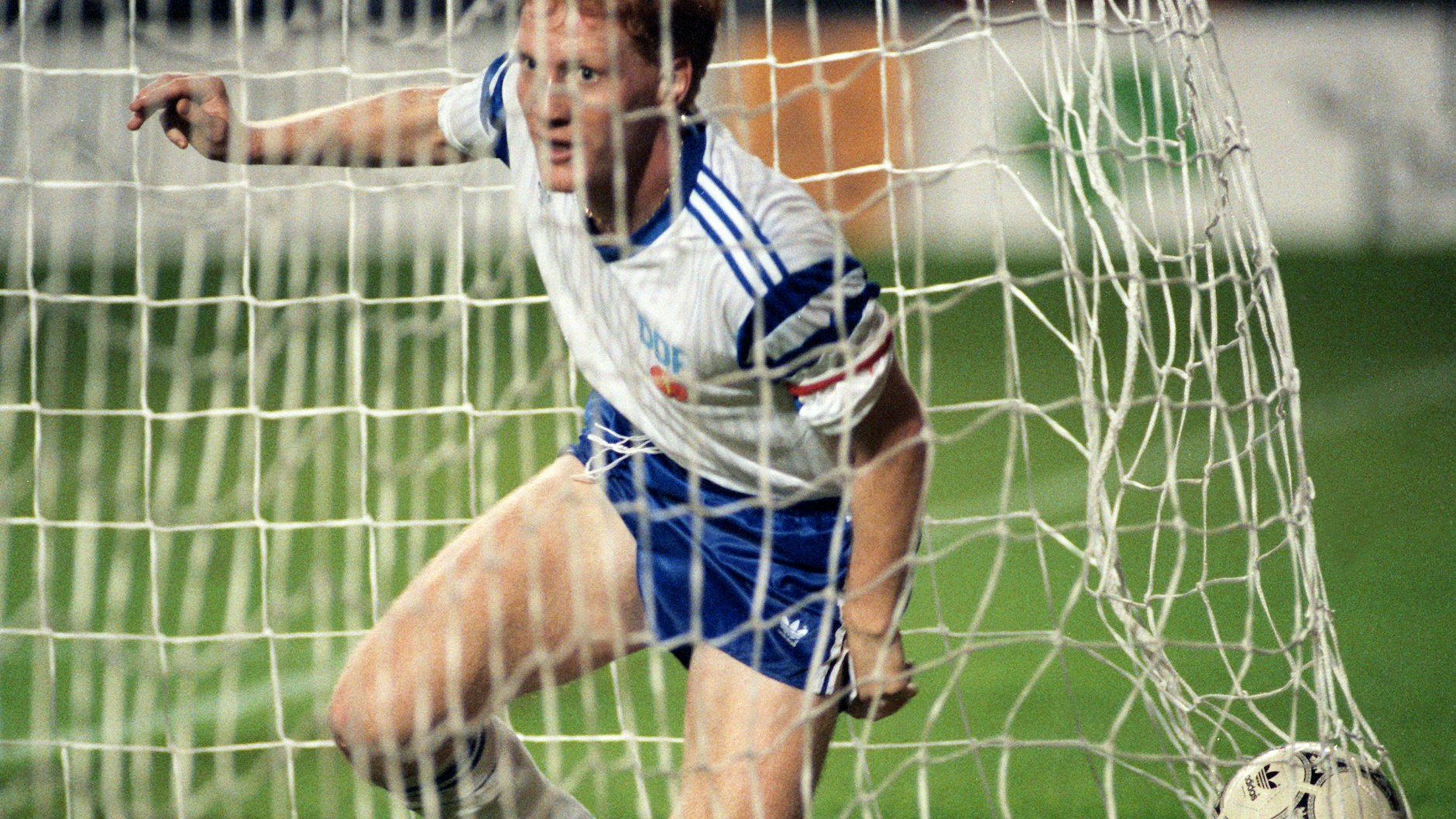 Ball im Netz,  Torschütze Matthias Sammer auch: Der 2:0-Sieg der DDR &nbsp;ist damit amtlich.