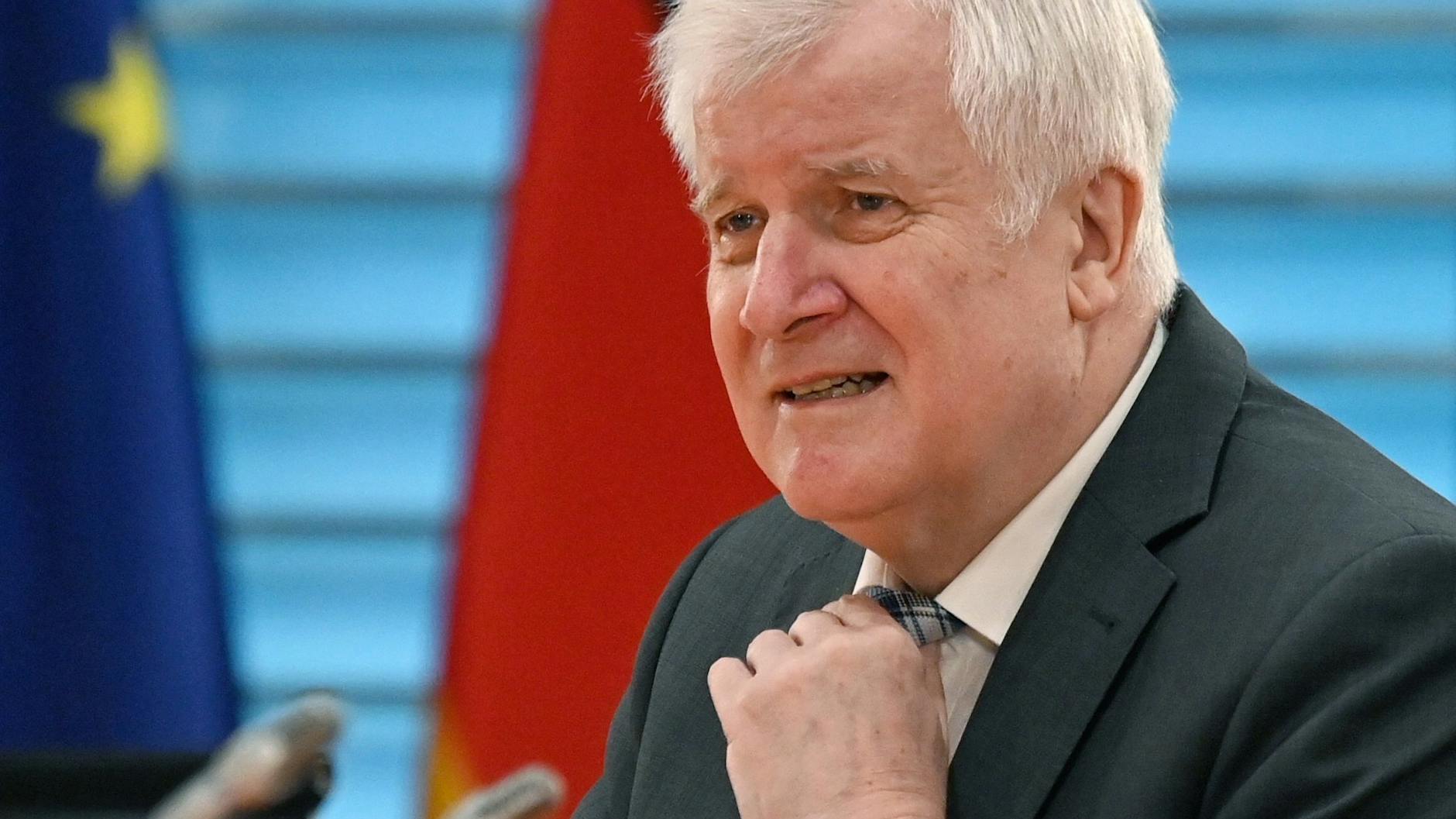 Innenminister Horst Seehofer hatte es Kommunen verboten, Flüchtlinge auf eigene Faust aufzunehmen. Jetzt verkündete er eine nationale Lösung.