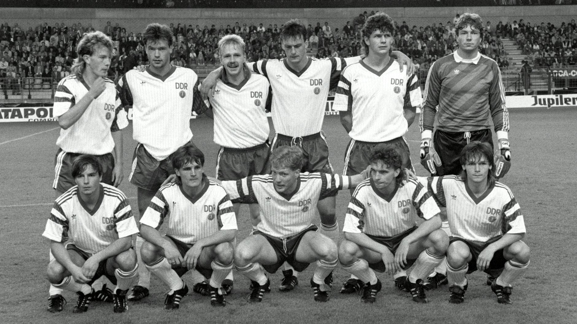 Kurz vorm letzten Anpfiff für eine DDR-Auswahl: (stehend v.l.) Jörg Schwanke, Uwe Rösler, Detlef Schößler, Andreas Wagenhaus, Heiko Peschke, Jens Schmidt sowie (unten v.l.) Jörg Stübner, Heiko Bonan, Matthias Sammer, Heiko Scholz und Dariusz Wosz.