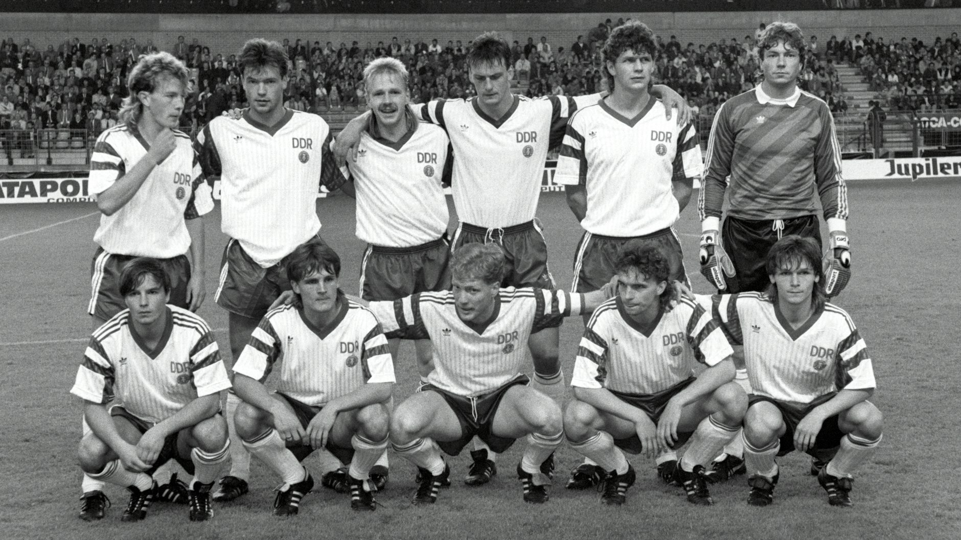 Kurz vorm letzten Anpfiff  für eine DDR-Auswahl: (stehend v.l.) Jörg Schwanke, Uwe Rösler, Detlef Schößler, Andreas Wagenhaus, Heiko Peschke, Jens Schmidt sowie (unten v.l.) Jörg Stübner, Heiko Bonan, Matthias Sammer, Heiko Scholz und  Dariusz Wosz.