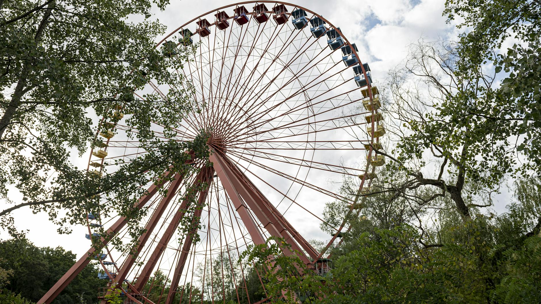 Der Spreepark schloss 2001, derzeit will die Grün Berlin GmbH ihn in einen Kunstpark verwandeln.