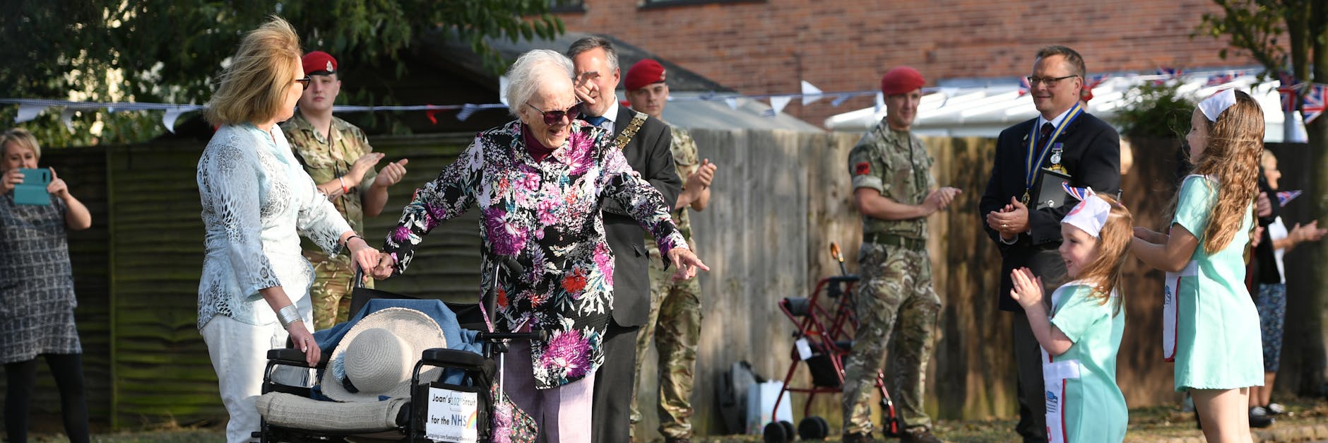 Joan Rich (vorne, 2. v. l), ehemalige Krankenschwester und Veteranin des Zweiten Weltkriegs, unternimmt für wohltätige Zwecke einen Spaziergang durch den Allenby Park. Die 102-jährige Joan hat für den guten Zweck 102 Runden durch den Park in ihrer Heimat Suffolk gedreht.