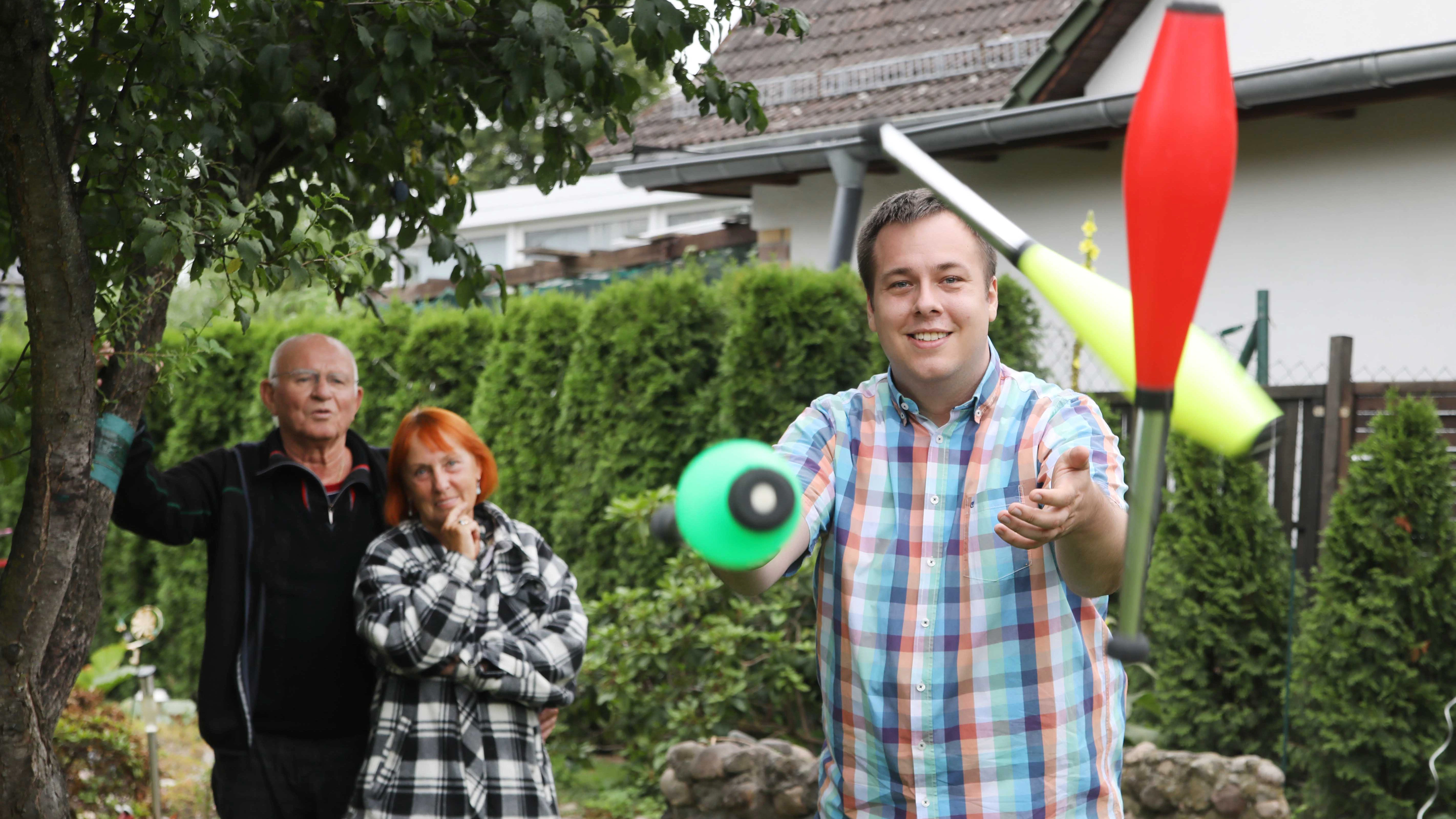 Probe im Garten: Der Clown-Nachfolger zeigt, was er kann.