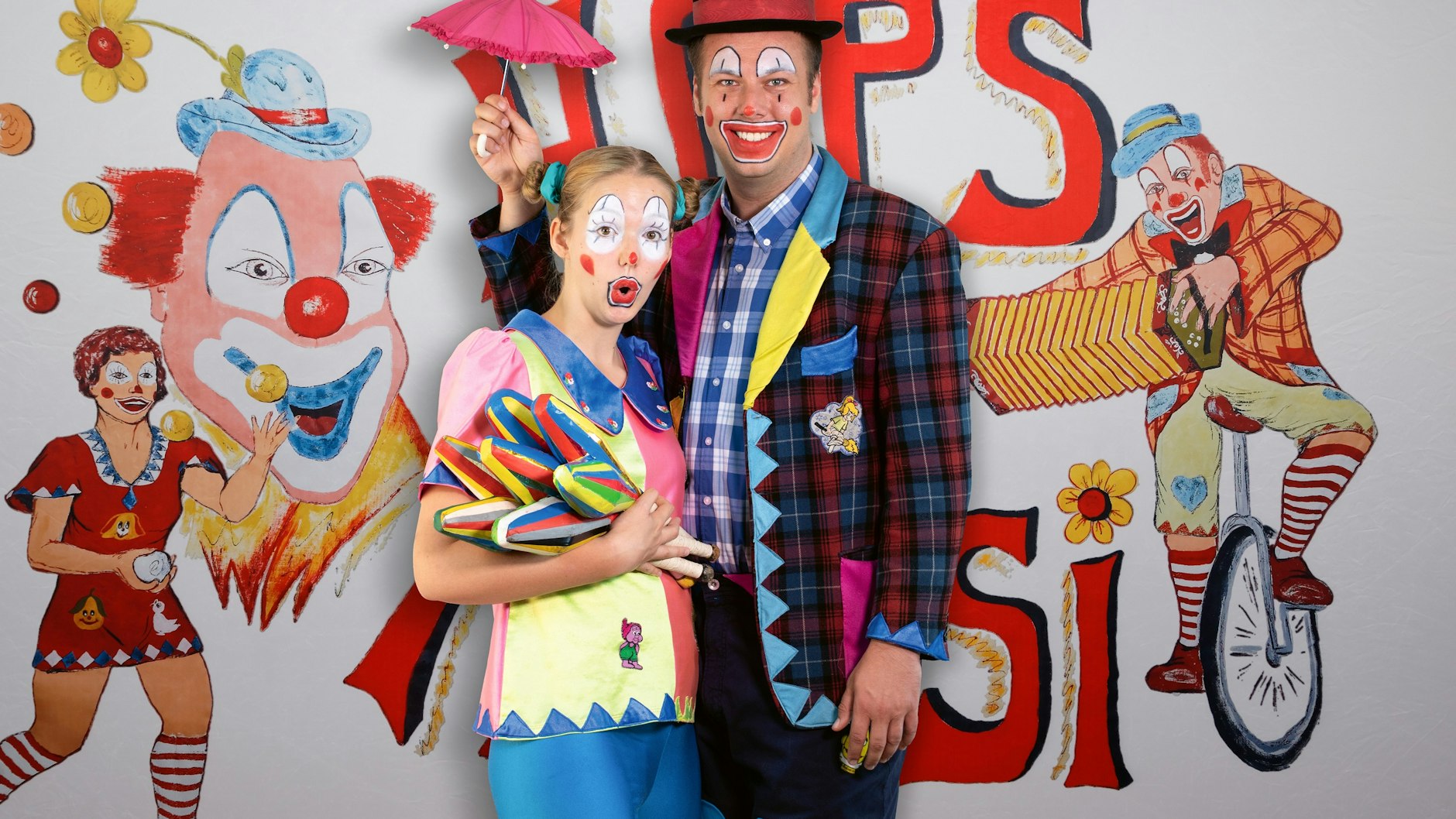 Christopher Flade hält das Lebenswerk der Clowns am Leben, tritt selbst mit Partnerin als Hops und Hopsi auf.<br>