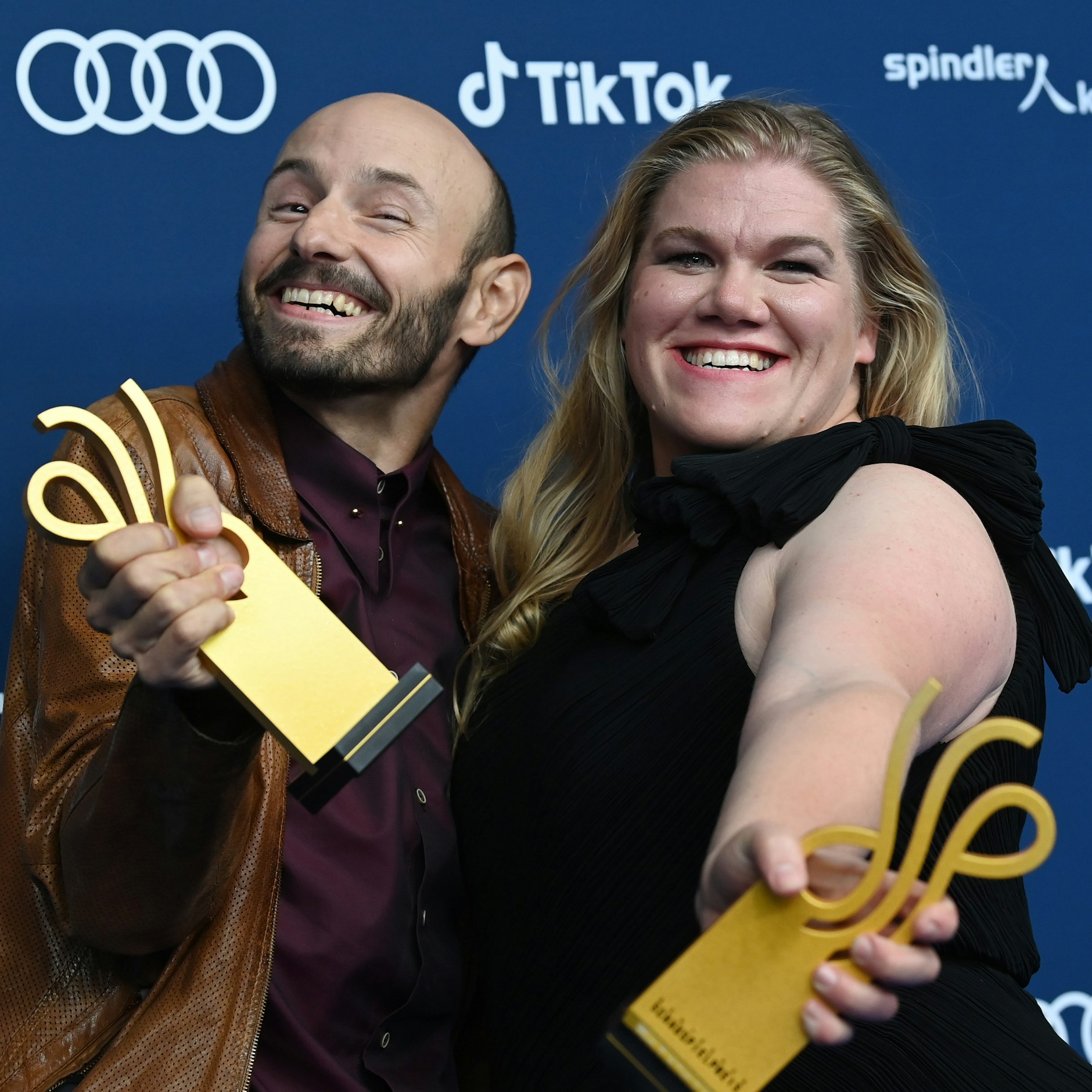 Gisa Flake und Leon Ullrich präsentieren im Spindler & Klatt ihre Trophäen. 