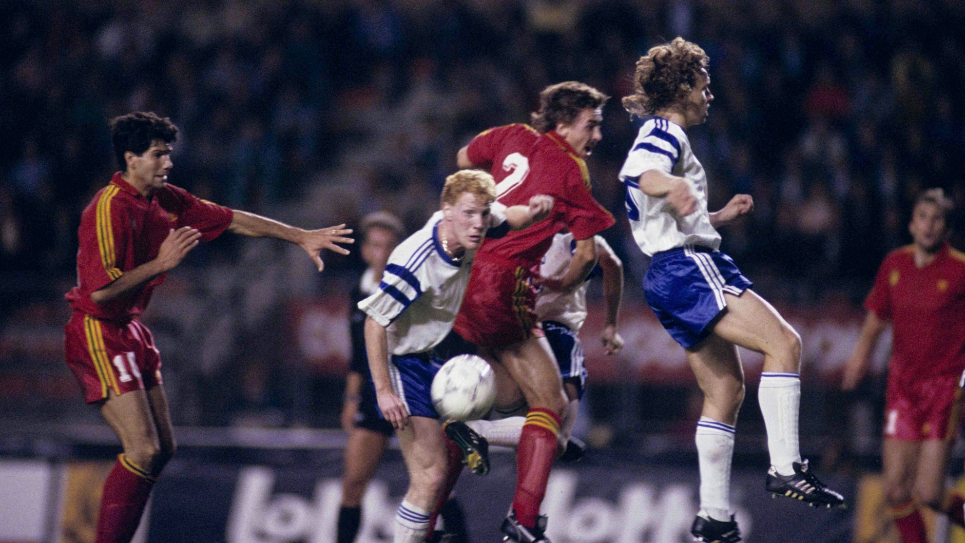 Matthias Sammer und Heiko Scholz am 12. September 1990 im Duell mit den Belgiern Enzo Scifo (l.) und Lorenzo Staelens.&nbsp;