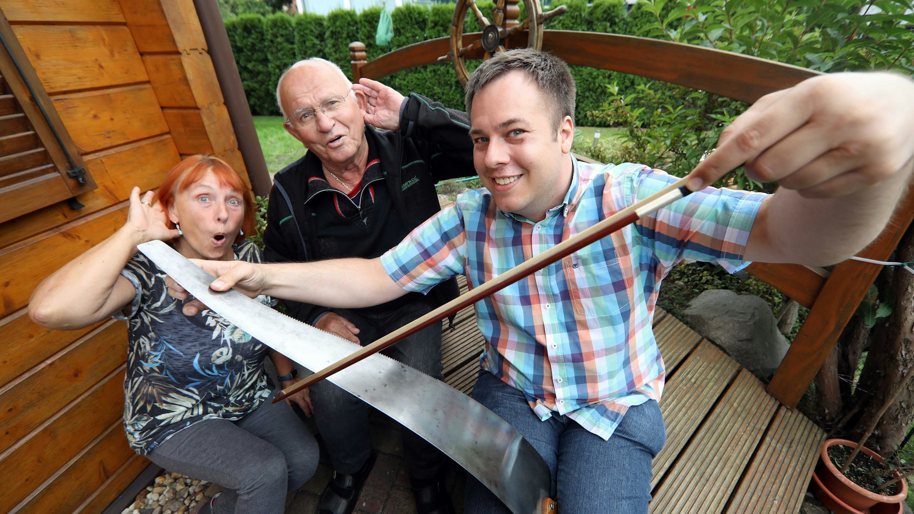 Hops, Hopsi und Nachfolger: Die Klichs zeigen Christopher Flade, wie man auf einer Säge spielt.