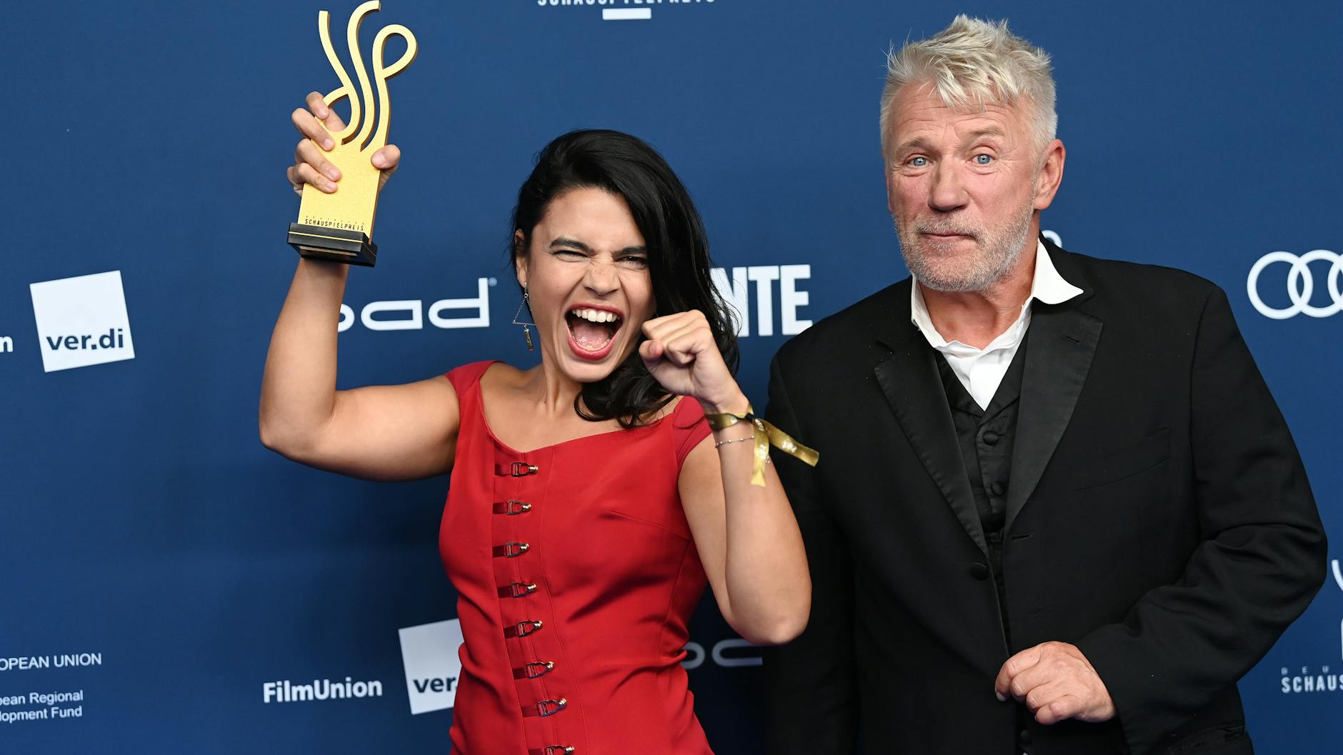 Alina Serban jubelt nach der Verleihung neben Schauspieler Jörg Schüttauf. Die Auszeichnung wird seit 2012 vom Bundesverband Schauspiel (BFFS) verliehen. 