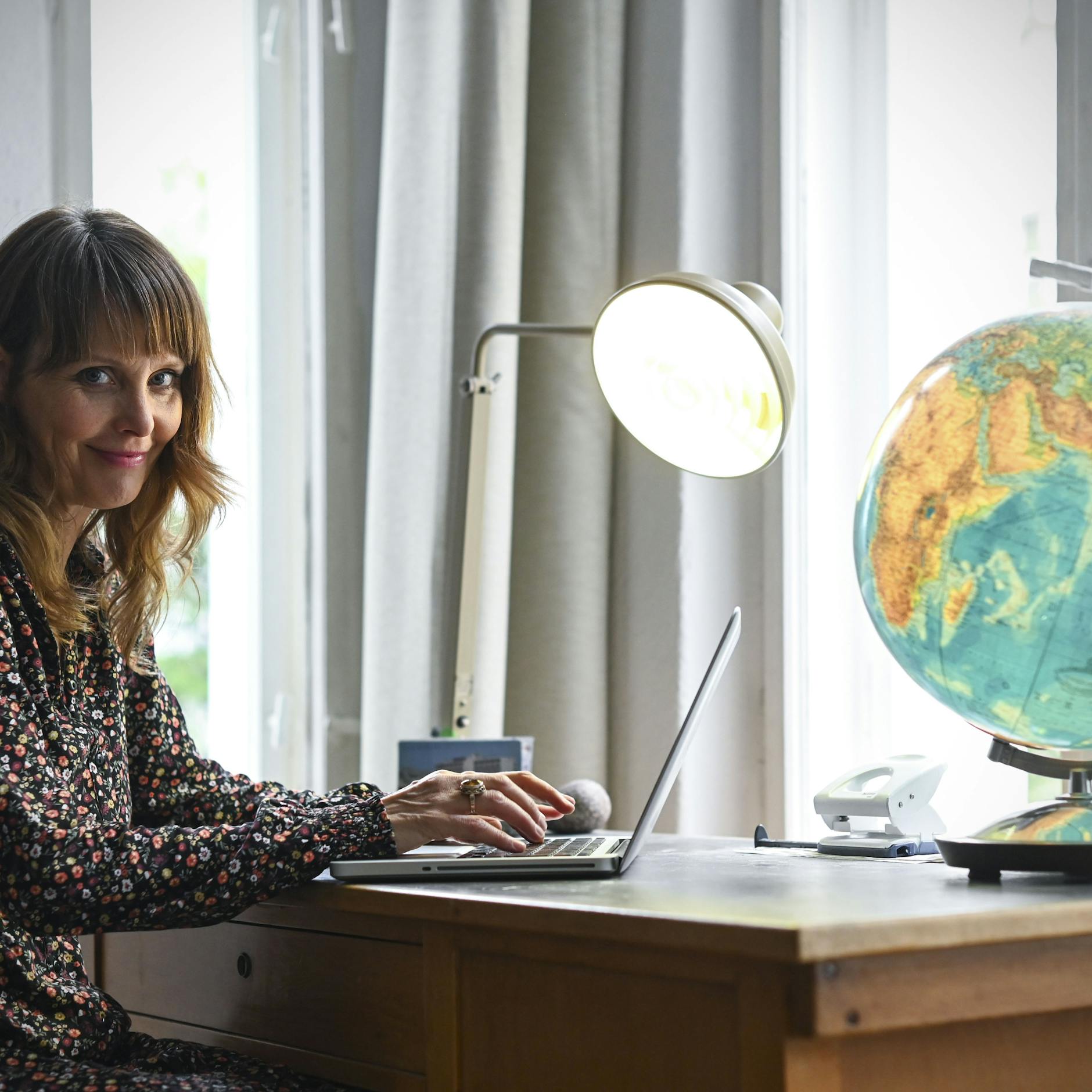 Majken Folden Rehder an ihrem Schreibtisch. Sie arbeitet unter anderem als Autorin. 