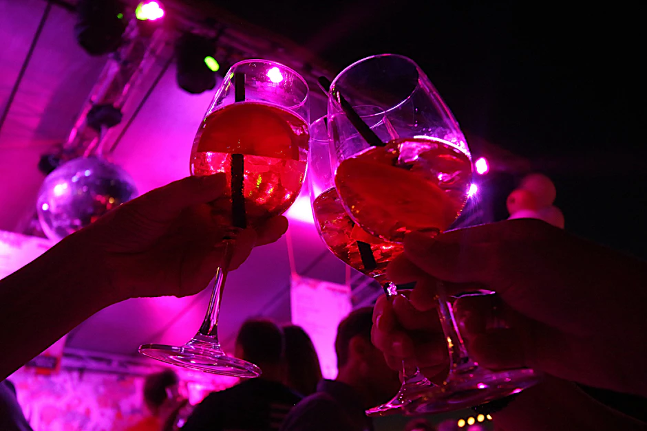 Alkohol kann ziemlich abtörnend sein. Oder macht er etwa schön?