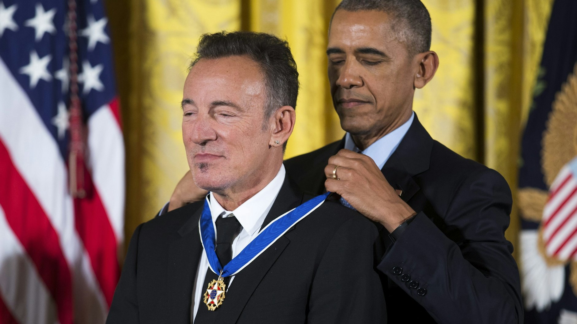 „Ich bin der Präsident, aber er ist der Boss“. Ex-US-Präsident Barack Obama verleiht Bruce Springsteen die Ehrenmedaille.&nbsp;