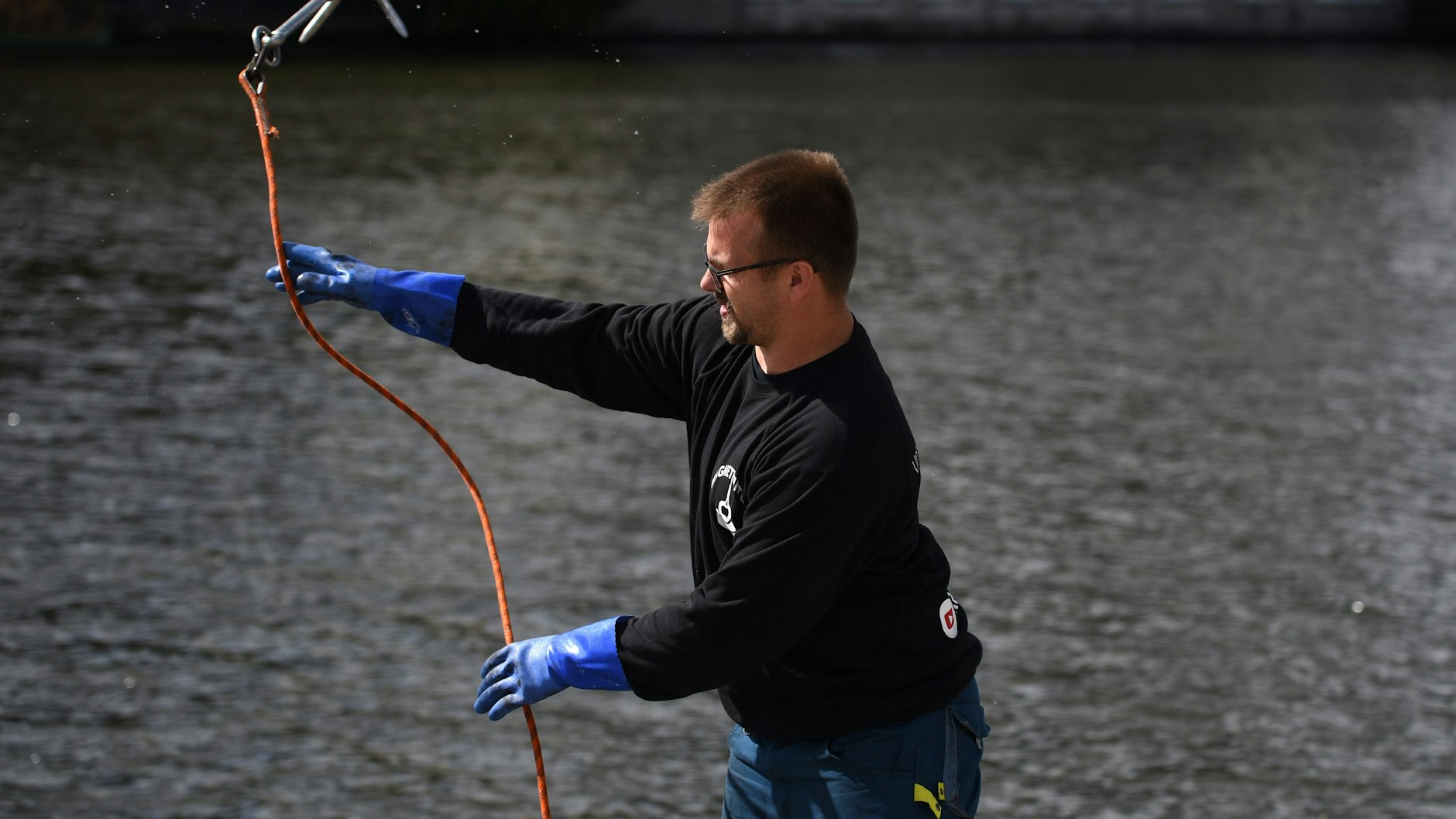 Oft greifen die Angler auch zum Haken, wenn das Herausfischen größerer Gegenstände mit dem MAgneten nicht funktioniert.