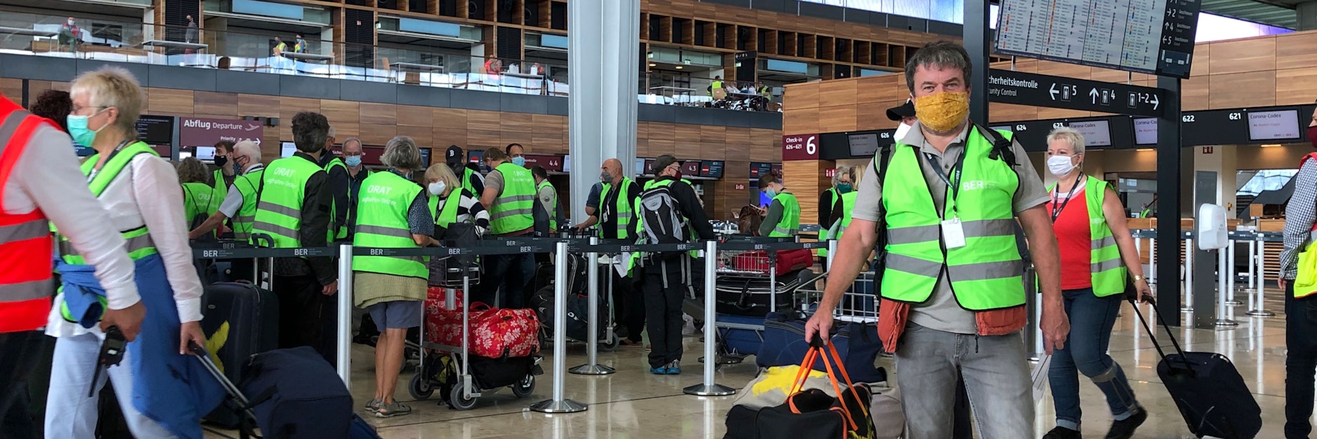 KURIER-Fotograf Thomas Uhlemann beim Test am BER.