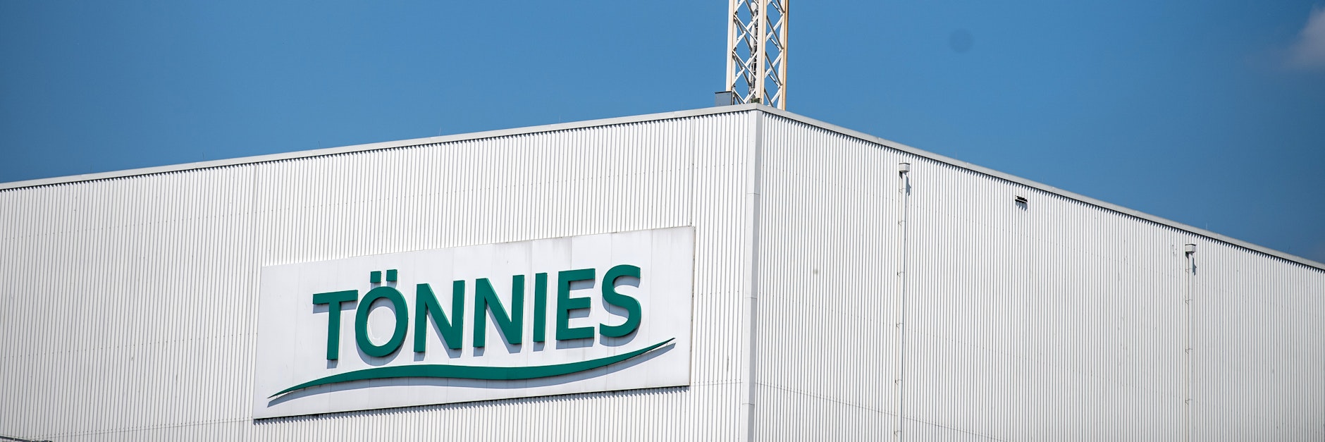 Beim Corona-Ausbruch im Fleischbetrieb Tönnies sind zwischen Anfang Juni und Ende Juli 2117 Angestellte positiv auf das Virus getestet worden.