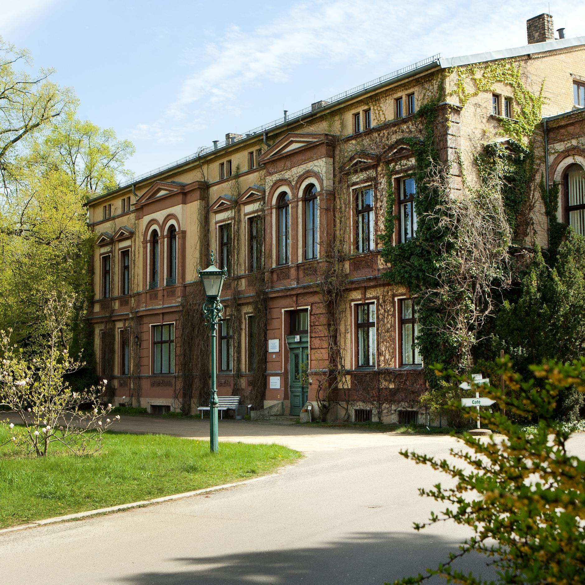 Ein repräsentatives Herrenhaus wurde 1874 auf dem Gelände errichtet, das seit den 1950er Jahren der <a href="https://de.wikipedia.org/wiki/Humboldt-Universit%C3%A4t">Humboldt-Universität</a> als Institutsgebäude dient.<br>Foto: Daniela Incoronato