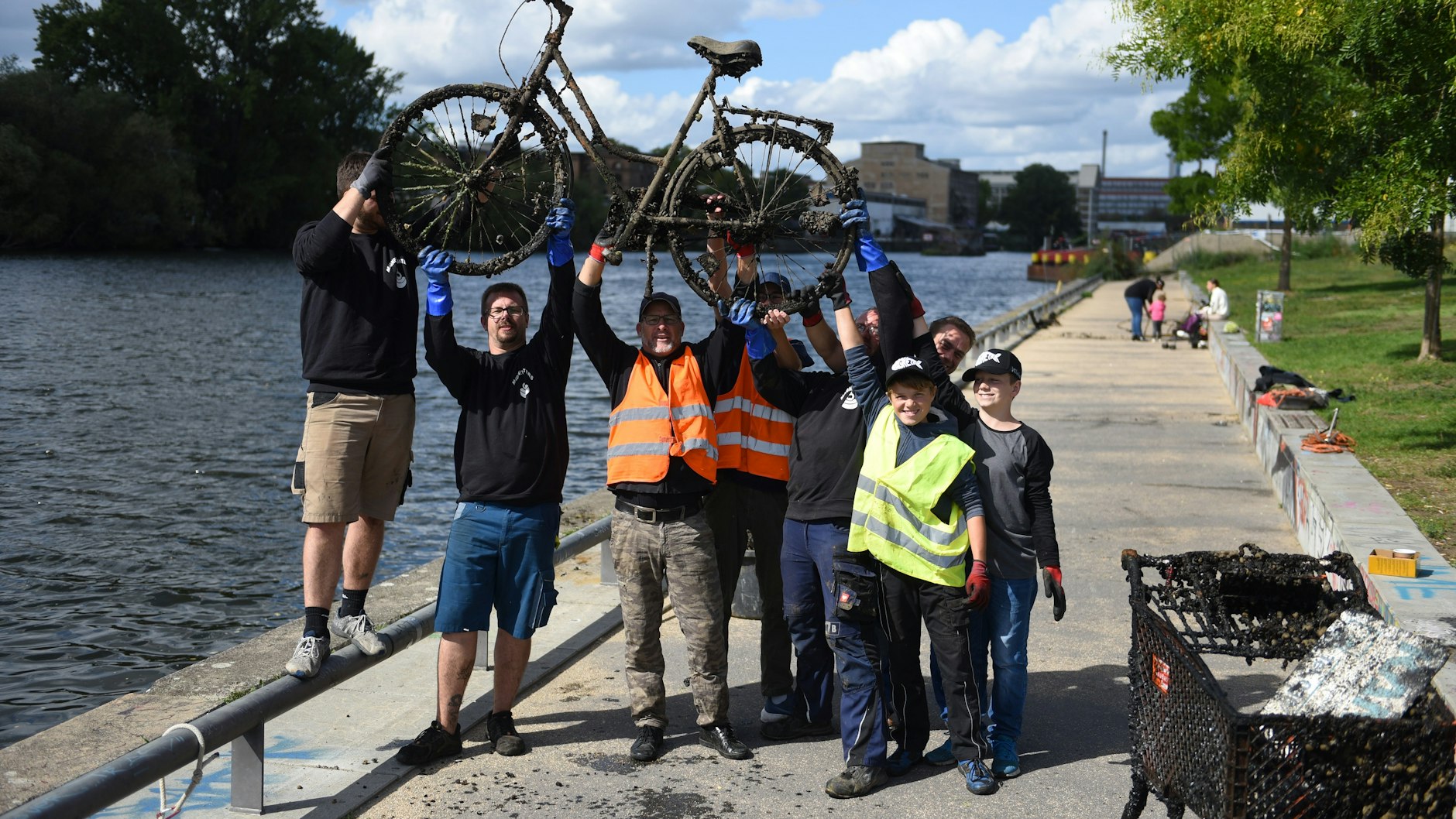 Schon wieder ein Fahrrad! Die Angler-Truppe mit der Trophäe.