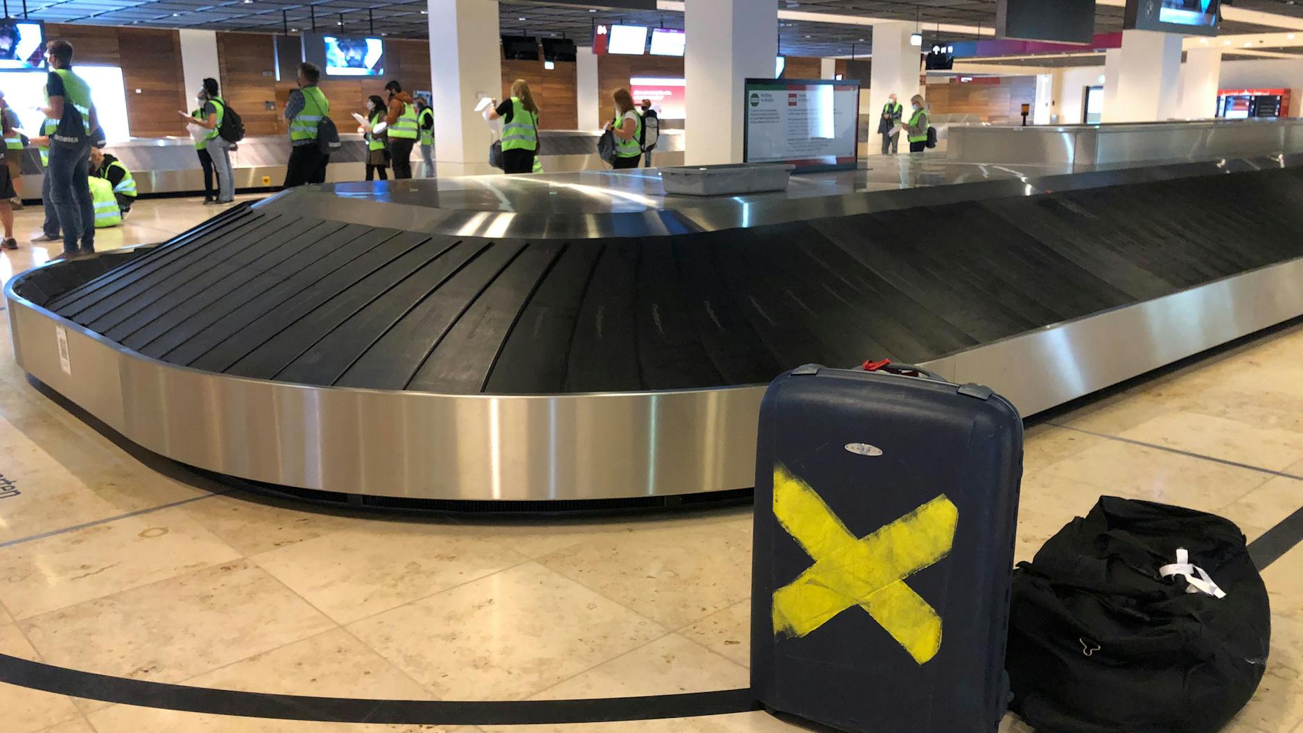 An den Kofferbändern gibt es Test-Koffer für die Teilnehmer.