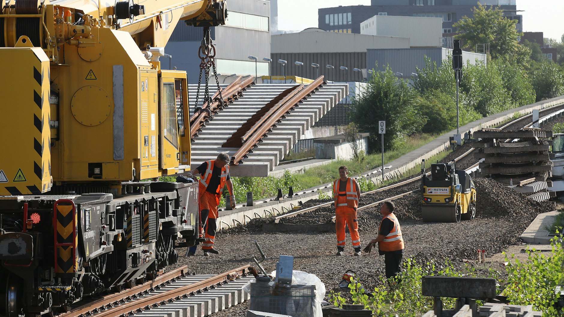 Freitagmorgen im S-Bahnhof Westhafen: Ein Kran hebt eine rund 20 Tonnen schwere Weiche an ihren Platz. Hier und im S-Bahnhof Wedding wird die zweite Nord-Süd-S-Bahn vom Ring abzweigen.