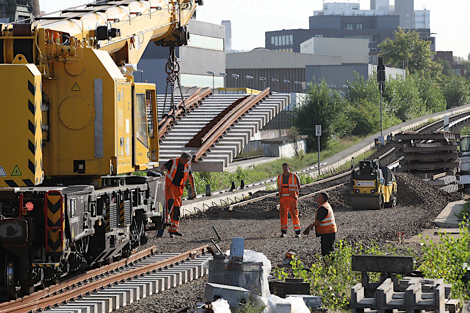 Freitagmorgen im S-Bahnhof Westhafen: Ein Kran hebt eine rund 20 Tonnen schwere Weiche an ihren Platz. Hier und im S-Bahnhof Wedding wird die zweite Nord-Süd-S-Bahn vom Ring abzweigen.