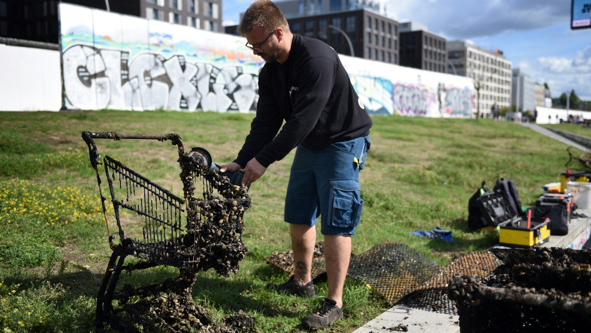 Der Schrott wird zerlegt, damit er abtransportiert werden kann. Hier: Ronny Klinghardt.