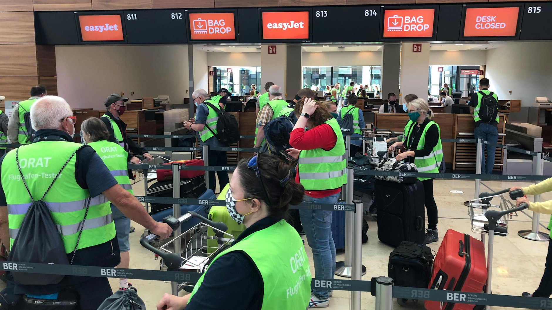 Schlange stehen am Check-in: Viele Komparsen warten auf den großen Moment.