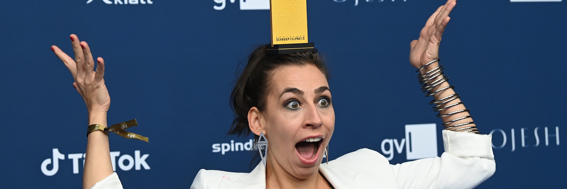 Schauspielerin Carol Schuler jongliert nach der Verleihung des Deutschen Schauspielpreises ihre Auszeichnung auf dem Kopf.&nbsp;