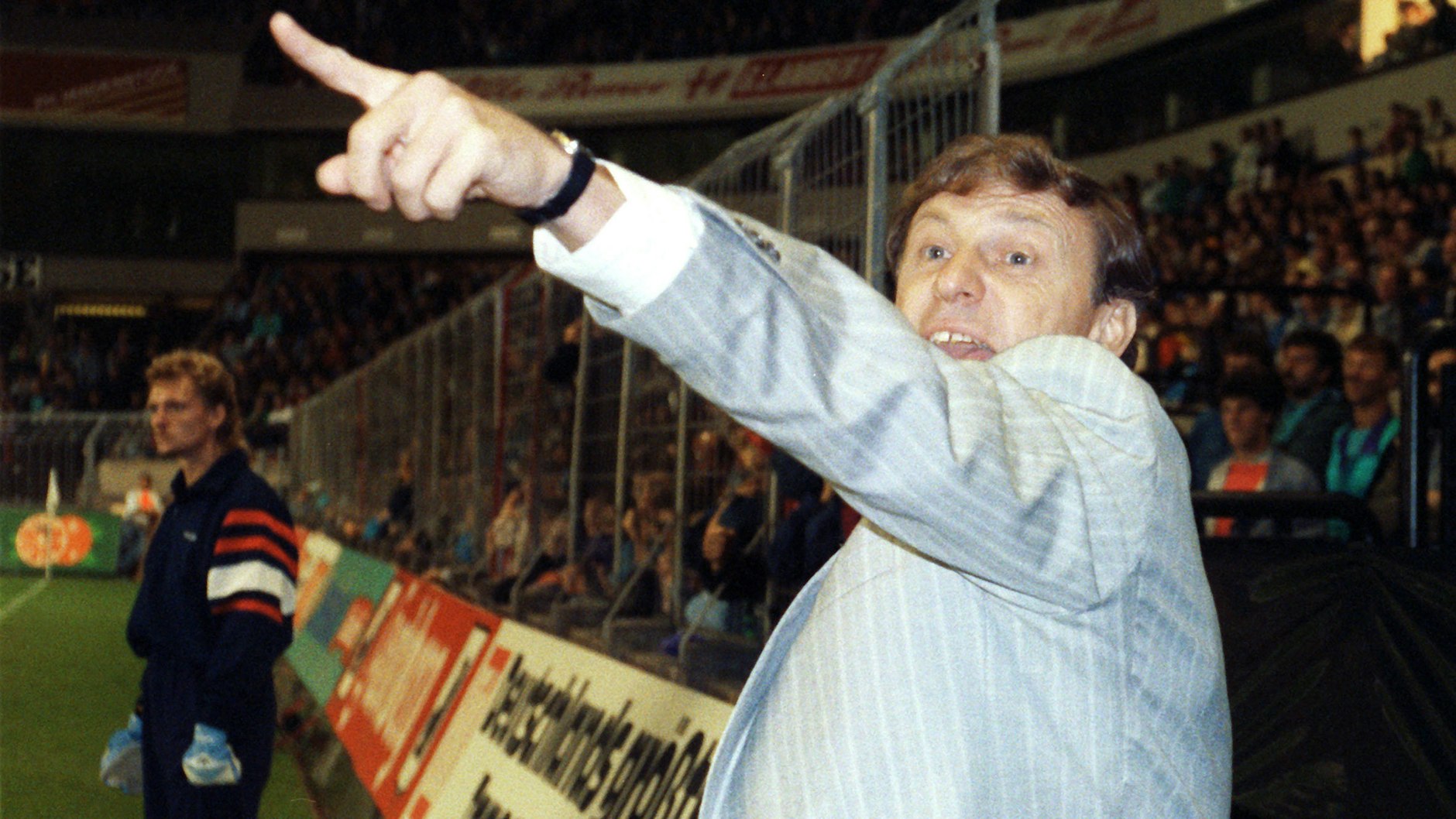 Im feinem Zwirn, aber engagiert wie eh und je: DDR-Cheftrainer Eduard Geyer 1990 in Brüssel.