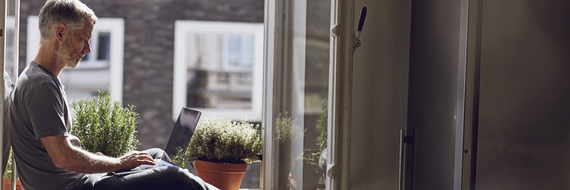 Während der Corona-Krise arbeiten mehr Deutsche im Homeoffice. Do wie sind sie dabei versichert?