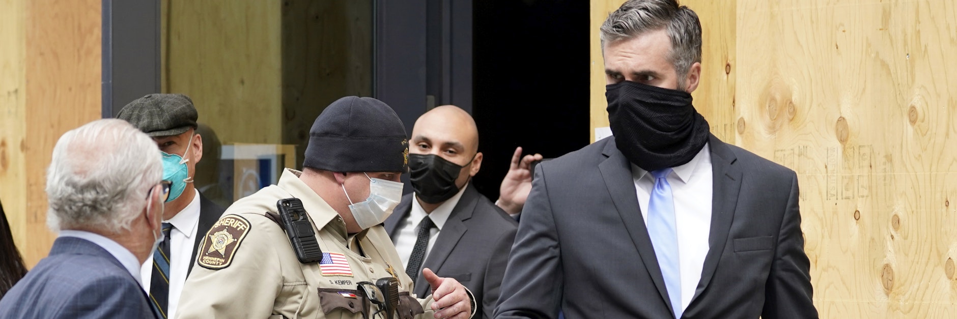 Die angeklagten Ex-Polizisten Thomas Lane (r.) und J. Alexander Kueng (2.v.r.) werden zur Anhörung vor Gericht gebracht.