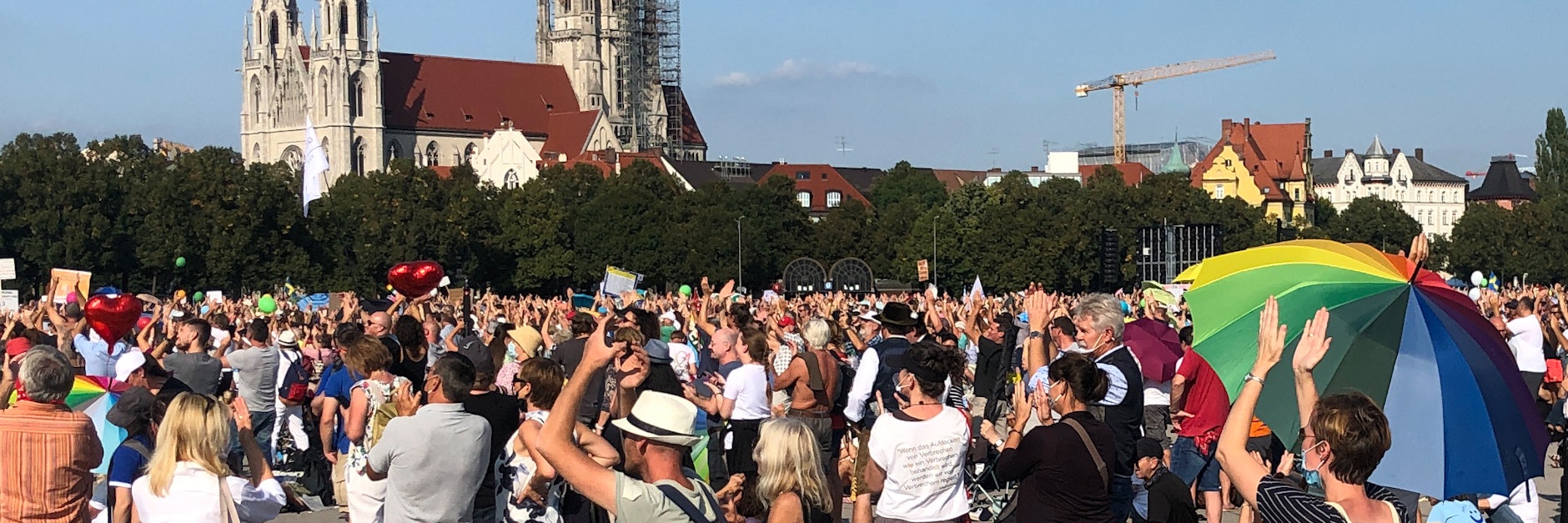 10.000 Menschen haben sich zu einer Kundgebung der Initiative „Querdenken 089“ gegen die staatlichen Corona-Maßnahmen auf der Theresienwiese eingefunden.