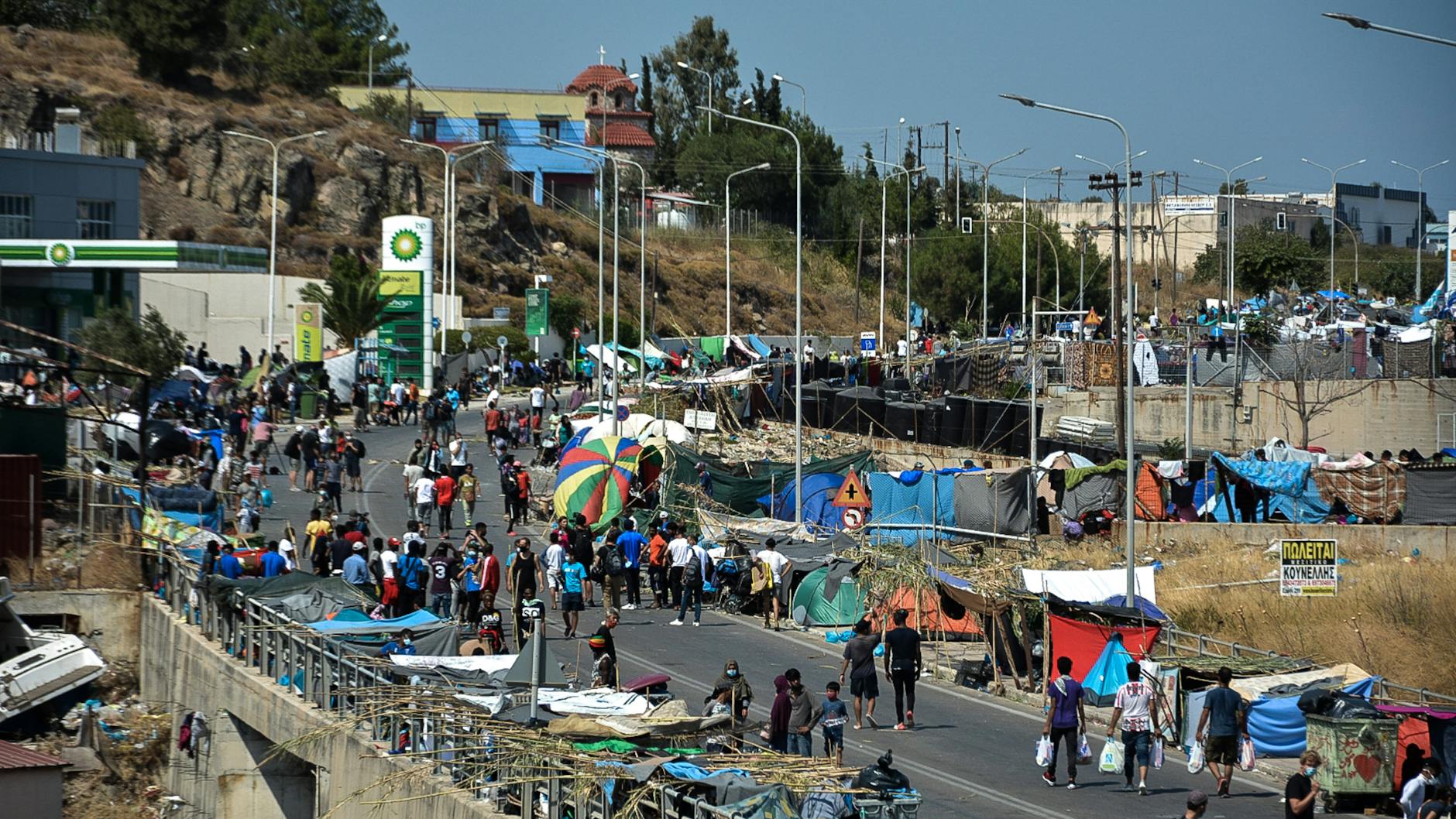 Seitdem das Camp Moria fast komplett abgebrannt ist, leben die Flüchtlinge auf den Straßen von Lesbos. UN-Generalsekretär Antonio Guterres fordert, die Menschen von der Insel Lesbos aufs Festland zu bringen.