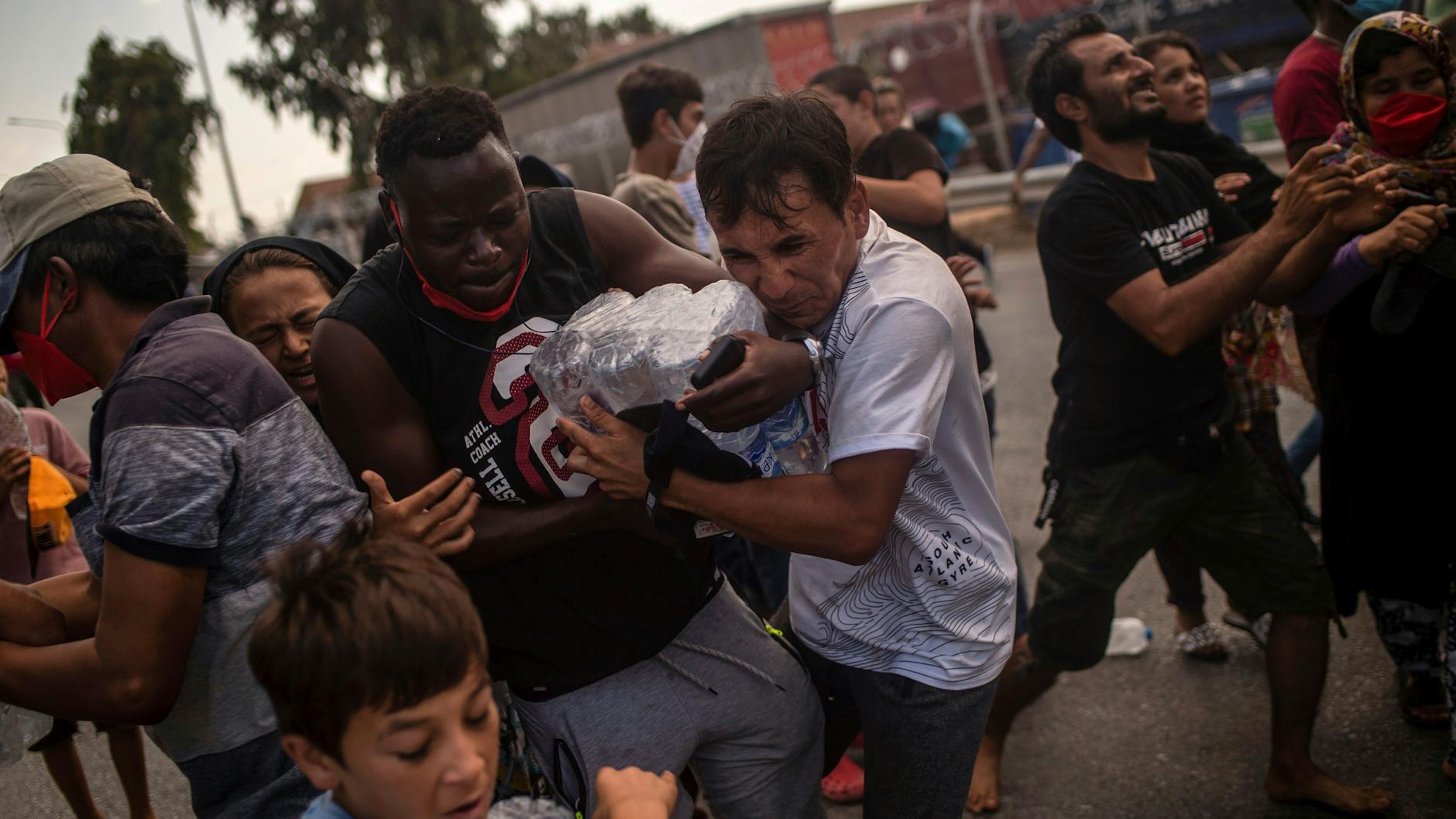 Flüchtlinge streiten sich um Wasserflaschen, die Helfer verteilen. Tausende Obdachlose müssen seit Tagen ohne Essen und Trinken ausharren.