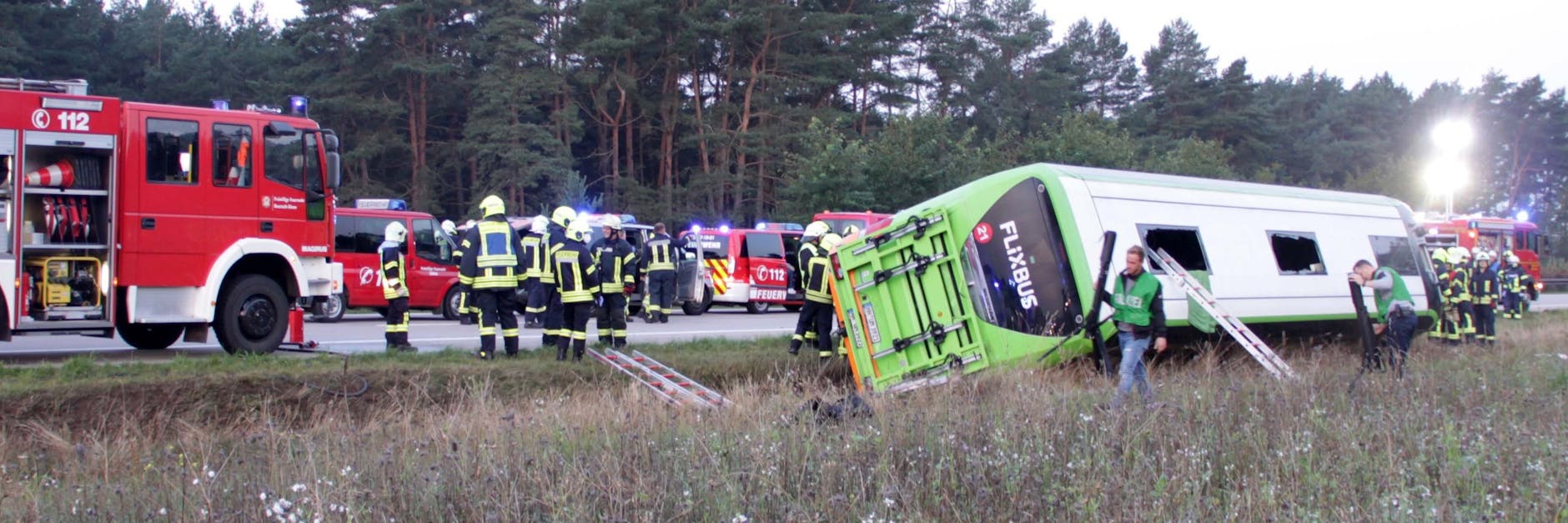 Die Rettungskräfte haben die verletzten Passagiere auch durch die Oberlichter des Bussen geborgen.