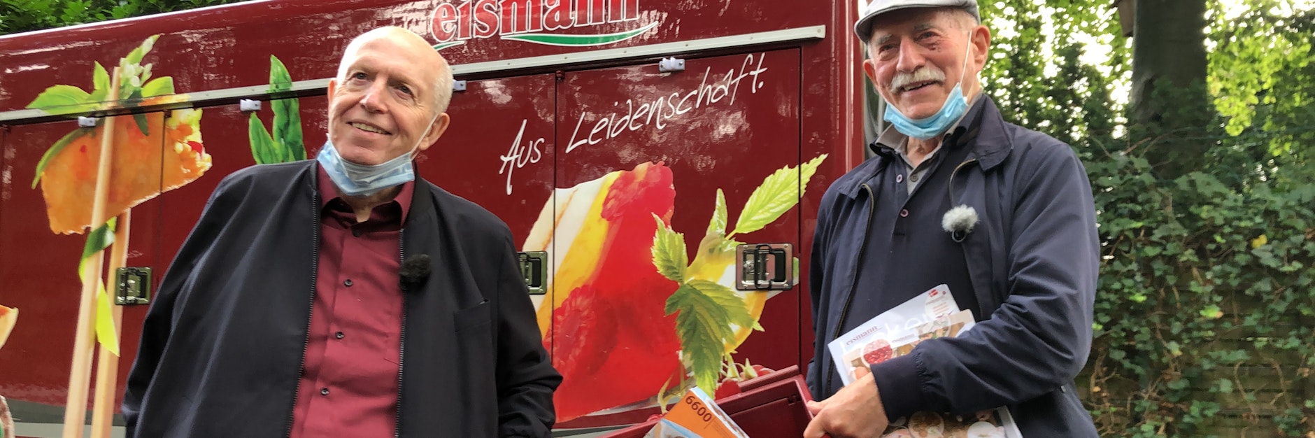 Reiner Calmund überreicht Werner Hansch Tiefkühlkost.