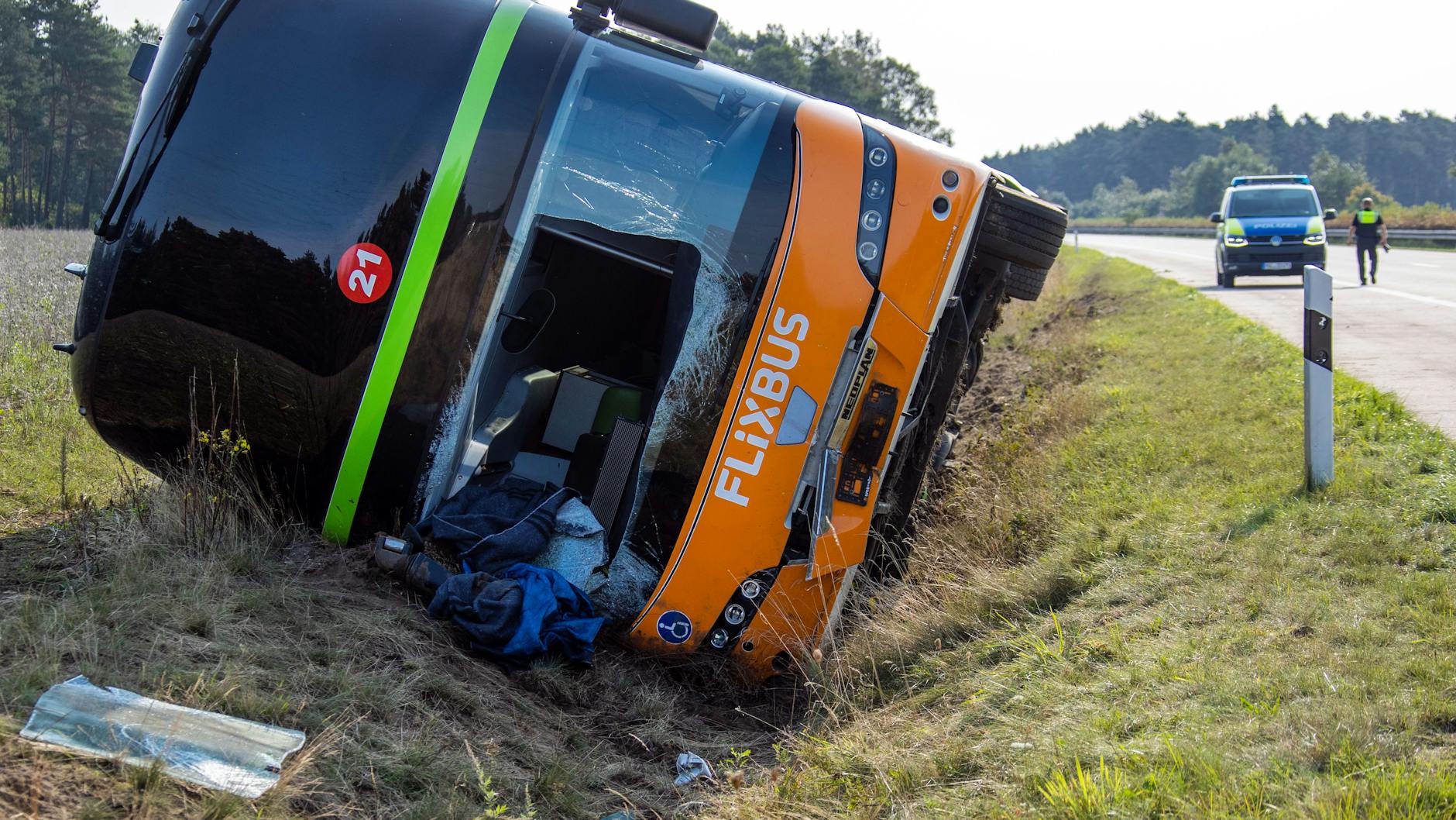 Der Bus liegt umgekippt im Graben neben der A24.