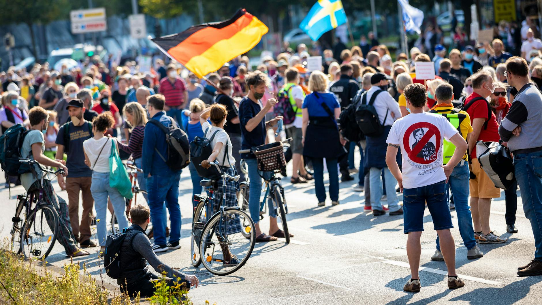 In Hannover waren rund 1000 Leute bei einem Demozug gegen Corona-Maßnahmen dabei. Viele trugen keine Masken.