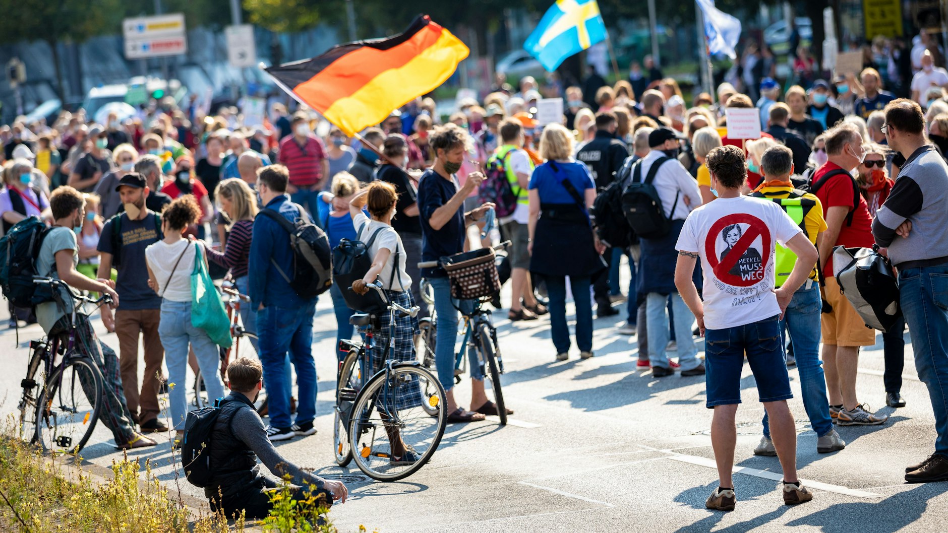 In Hannover waren rund 1000 Leute bei einem Demozug gegen Corona-Maßnahmen dabei. Viele trugen keine Masken.
