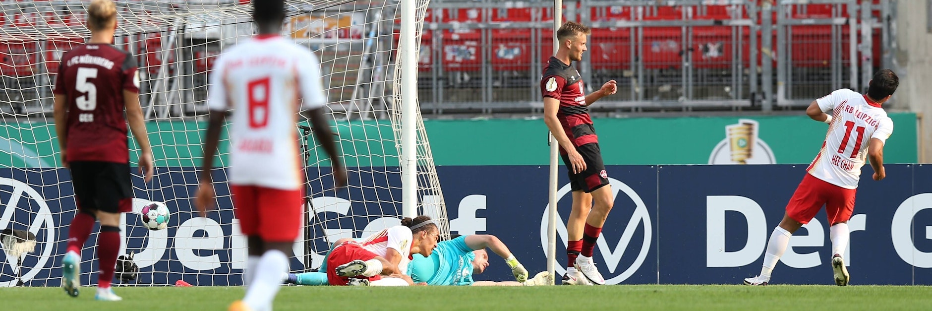 Hee-Chan Hwang (r.) erlebte mit einem Tor und einer Vorlage ein echtes Sahnedebüt bei RB Leipzig.
