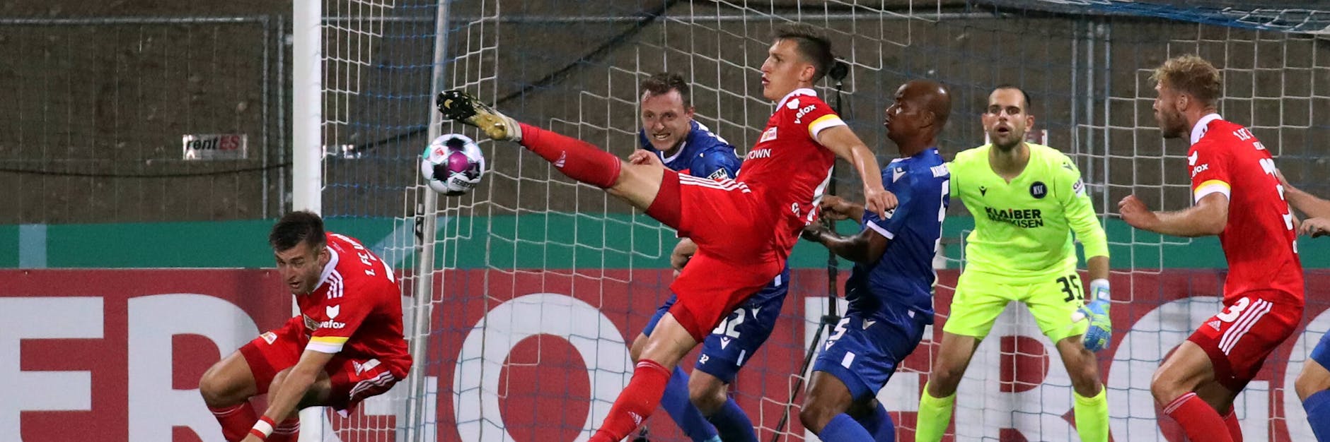 Der Moment, der die Eisernen glücklich macht: Nico Schotterbeck hat angezogen, Robin Knoche duckt sich weg und die Kugel landet zum Tor des Tages im Netz. 