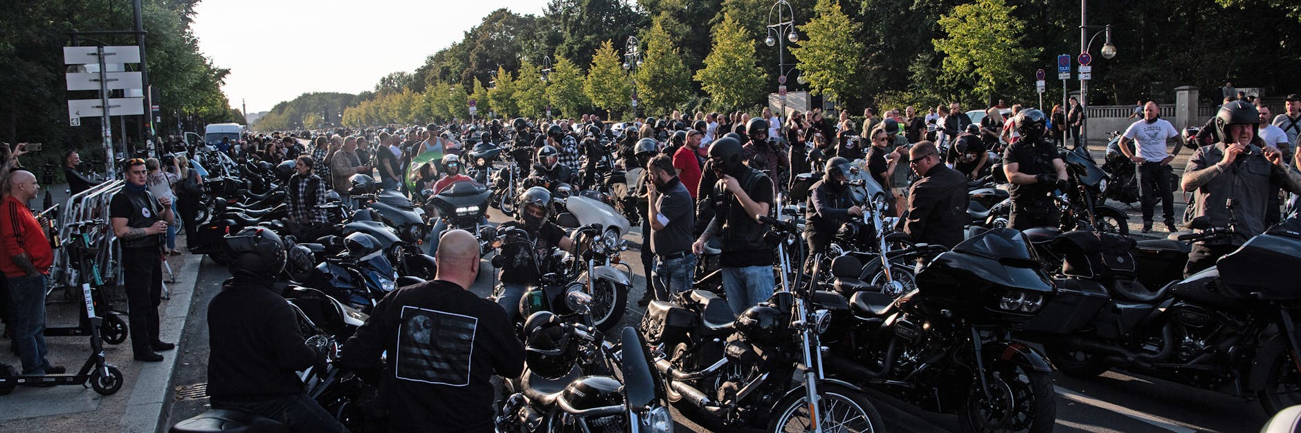 Teilnehmer der Motorrad-Demonstration stehen auf der Straße des 17. Juni. 