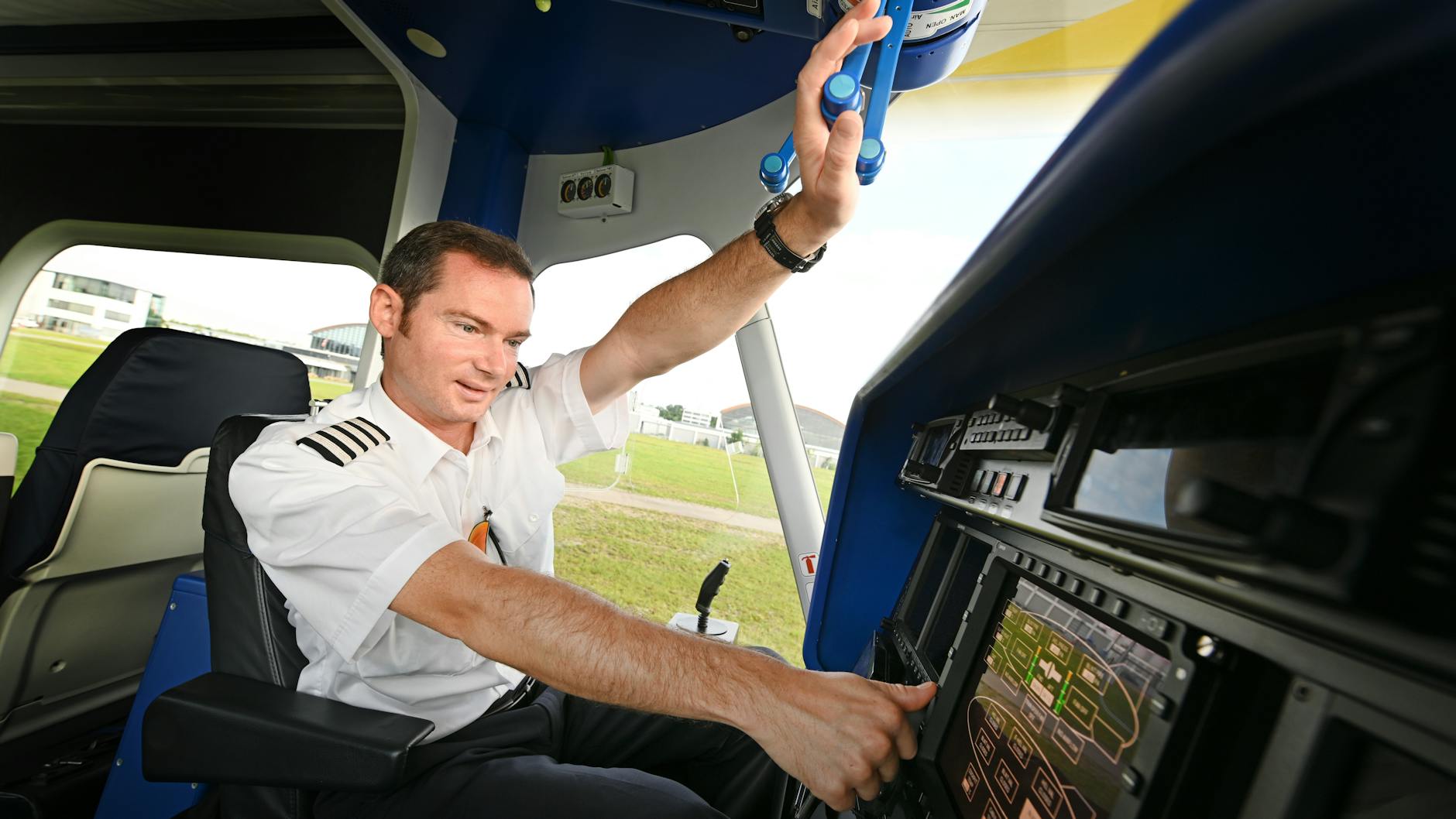 23.07.2020, Baden-Württemberg, Friedrichshafen: Zeppelin-Pilot Marko Hollerer checkt im Zeppelin NT (Neue Technik) die Instrumente und Anzeigen, bevor es mit Touristen in die Luft geht. (zu dpa „Jeder Tag ein bisschen anders“ – Marko Hollerer ist Zeppelin-Pilot») Foto: Felix Kästle/dpa +++ dpa-Bildfunk +++