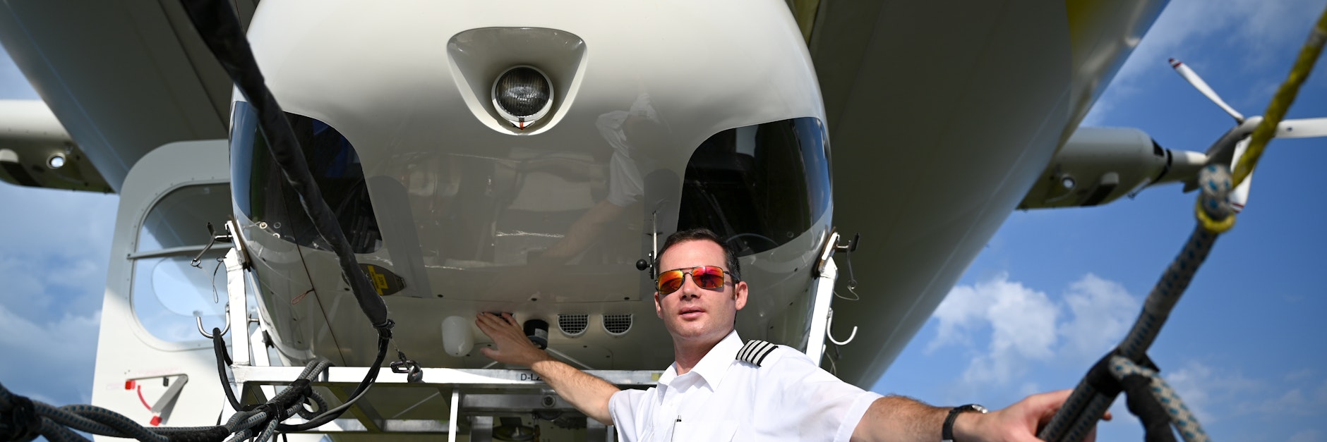 Zeppelin-Pilot Marko Hollerer steht vor seinem Fluggerät.&nbsp;