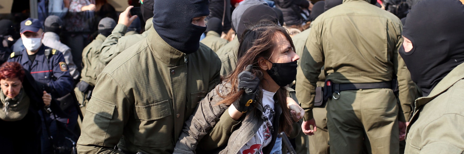 Maskierte Uniformierte und demonstrierende Regime-Kritikerinnen am Sonnabend in Minsk.