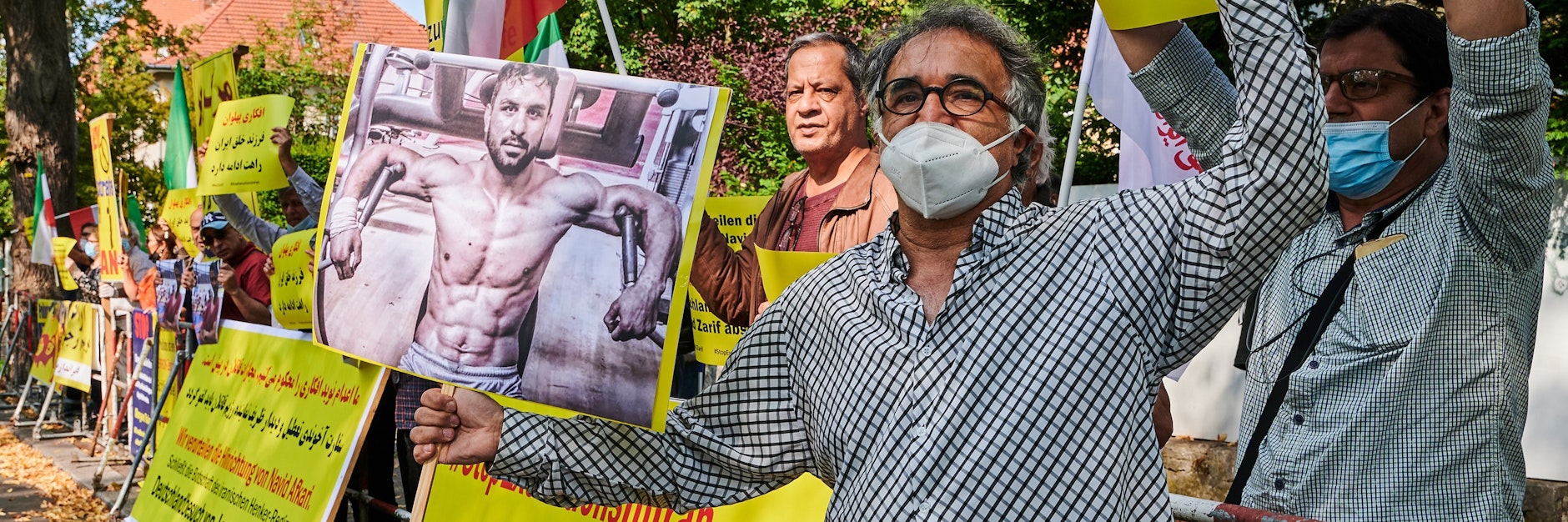 Protest auch in Berlin: Demonstranten halten vor der Iranischen Botschaft Bilder des hingerichteten Ringers Navid Afkari in Händen.