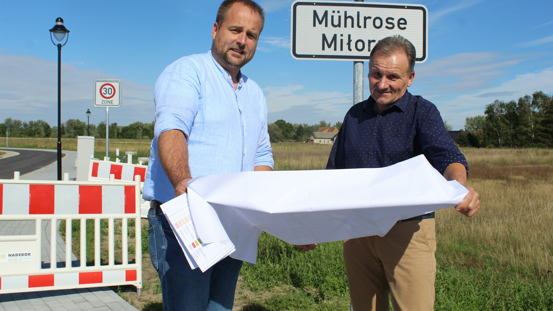 Der ehrenamtliche Bürgermeister Waldemar Locke (r) mit Martin Klausch, LEAG-Abteilungsleiter Infrastruktur im neuen Mühlrose.