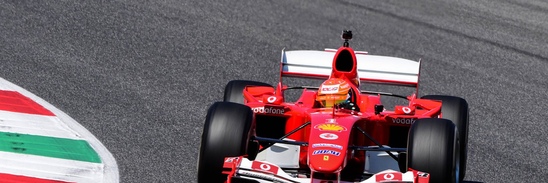 Vor dem Grand Prix in der Toskana drehte Mick Schumacher im Ferrari F2004 seines Vaters ein paar Runden für eine Spazierfahrt über die Rennstrecke.