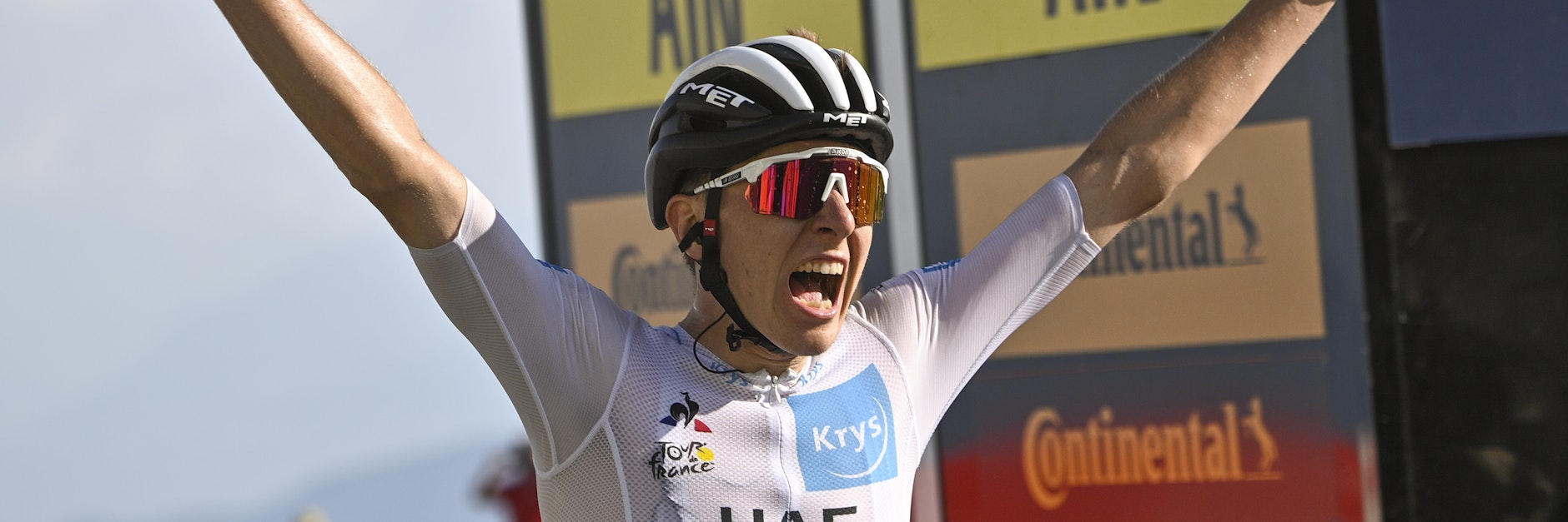Tadej Pogacar jubelt bei der Bergankunft.
