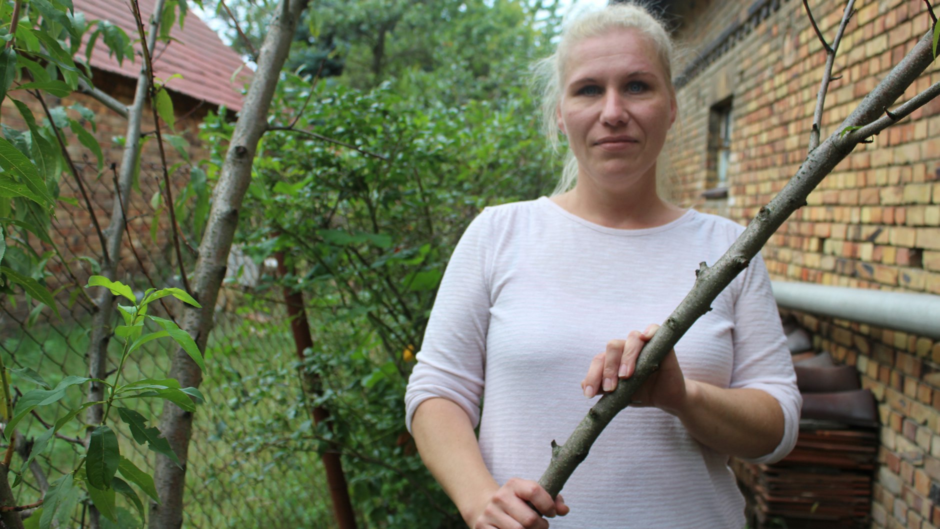 Ramona Höhn im Garten der Schwiegereltern in Mühlrose.