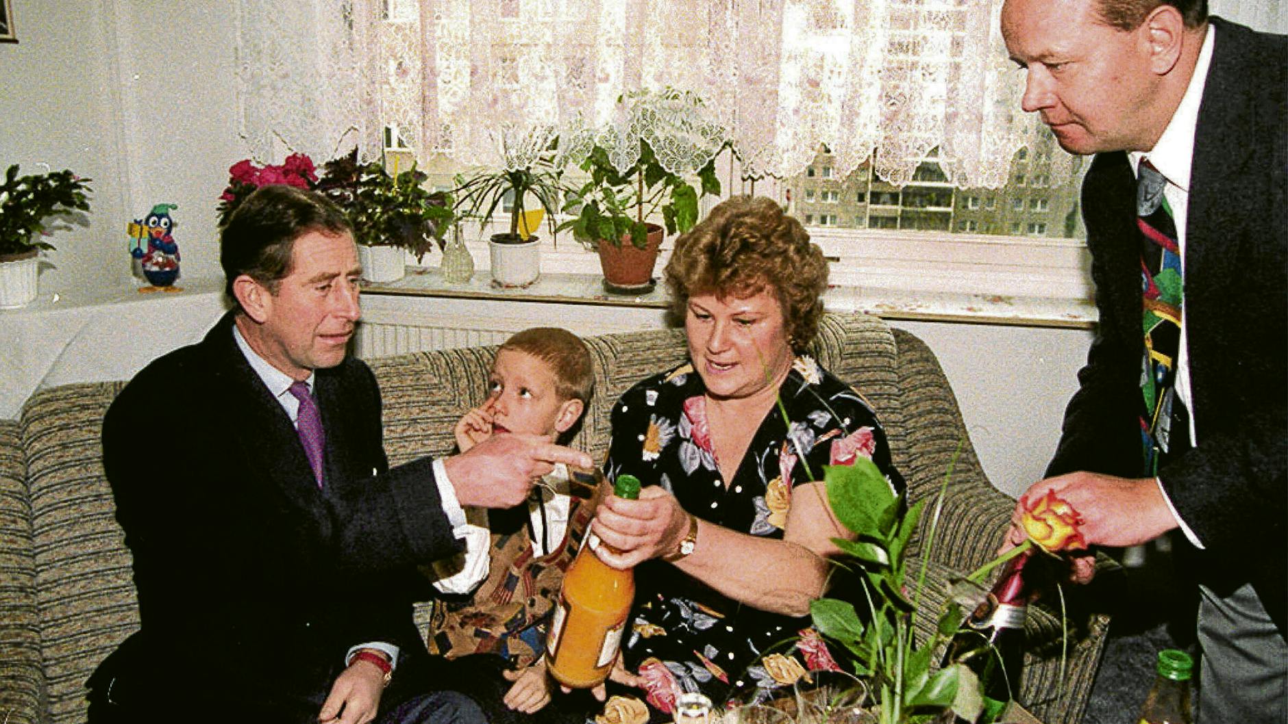 Rotkäppchen-Sekt und Saft aus dem Osten: Die einstigen DDR-Erzeugnisse lließ sich auch Prinz Charles schmecken, als er 1995 Familie Kunz in Hohenschönhausen besuchte.