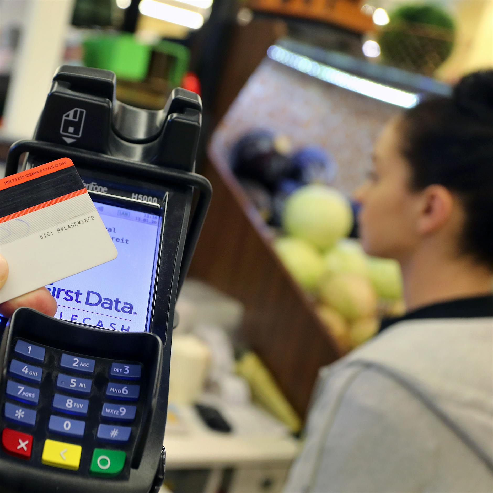 Abkehr der Europäer vom Bargeld: Zahlen wir bald nur noch mit Karte?